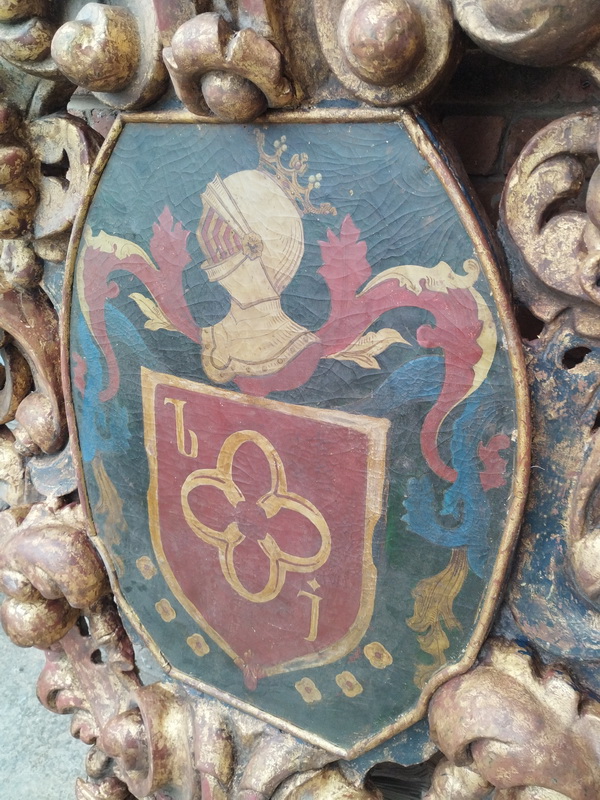 escudo heraldico madera186x131x18-40 1u